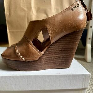 CHLOÉ Leather Tassel Accents Slingback Pumps